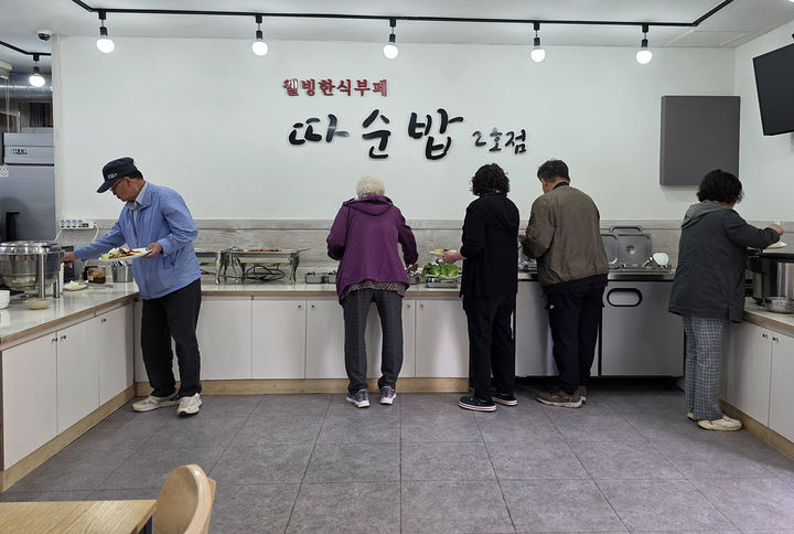 지난 21일 삼척시 도계읍 웰빙 한식부페 ‘따순밥 2호점’을 찾은 주민들이 식사를 준비하고 있다.(사진=뉴시스) *재판매 및 DB 금지