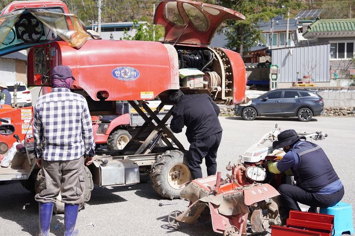 [청송=뉴시스] 농기계 순회수리 장면 (사진=청송군 제공) 2026.04.22. photo@newsis.com *재판매 및 DB 금지