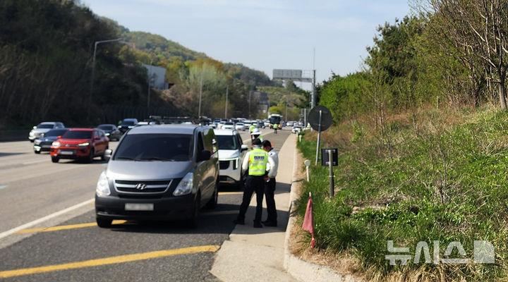 [청주=뉴시스] 고속도로 버스전용차로 집중단속 모습. (사진=충북경찰청 제공)