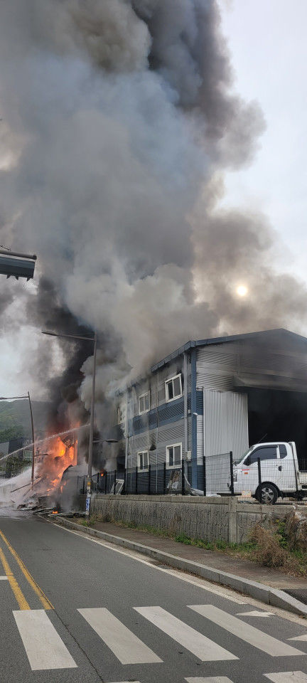 남양주 분체도장 공장 화재 모습. (사진=경기도북부소방재난본부 제공) photo@newsis.com *재판매 및 DB 금지