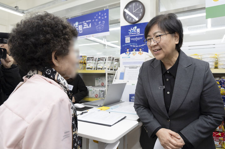 [서울=뉴시스]정은경 보건복지부 장관이 지난 21일 오후 경기 광명 그냥드림 코너를 방문해 운영현황을 점검했다. (사진=보건복지부 제공) 2026.04.21. photo@newsis.com *재판매 및 DB 금지