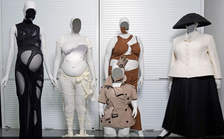 [서울=뉴시스] 오는 5월 미국 뉴욕 메트로폴리탄 미술관 의상 전시에 등장할 다양한 체형의 마네킹들. 임산부, 장애인, 플러스사이즈 등 기존의 ‘마른 몸’ 중심 기준에서 벗어난 실제 신체를 반영했다.(사진출처: AP)2026.04.22.