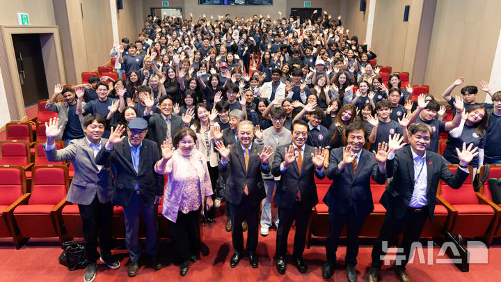 [전주=뉴시스]윤난슬 기자 =전북대는 22일 교내 삼성문화회관 건지아트홀에서 '남원글로컬캠퍼스 신입생 웰컴 세러머니'를 열고, 올해 입학한 외국인 유학생 171명의 출발을 알렸다. (사진=전북대 제공) 2026.04.22. photo@newsis.com