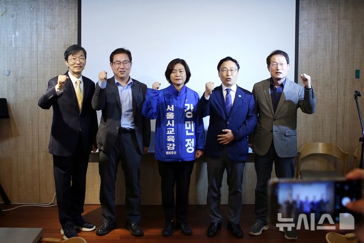 [서울=뉴시스] 22일 교육계에 따르면 곽노현·조희연 전 서울시교육감은 서울 종로구 문화공간 온(ON)에서 단일화 경선 참여자인 강민정 전 국회의원, 정근식 현 서울시교육감, 한만중 전국교육자치혁신연대 상임대표와 회동했다. 강신만 전 서울시교육청 혁신미래교육추진위원장, 김현철 서울교육자치시민연대회의 대표, 이을재 전 전국교직원노동조합 부위원장은 일정상 참석하지 못했다. (사진=한만중 캠프 제공) 2026.04.22. photo@newsis.com