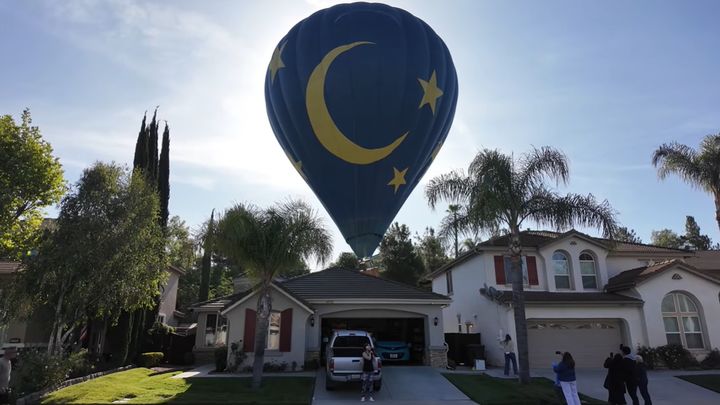[서울=뉴시스] 미국 캘리포니아주의 한 가정집 뒷마당에 승객 13명을 태운 대형 열기구가 비상 착륙하는 소동이 벌어졌다. (사진=@Hunter Perrin 유튜브 캡처) *재판매 및 DB 금지