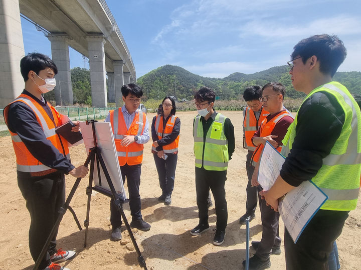 [원주=뉴시스] 무단점유 해소를 위한 공공자산 양성화 정책 추진과 관련해 관계자들이 현장을 점검하고 있다. (사진=한국도로공사 강원본부 제공) 2026.04.22photo@newsis.com *재판매 및 DB 금지