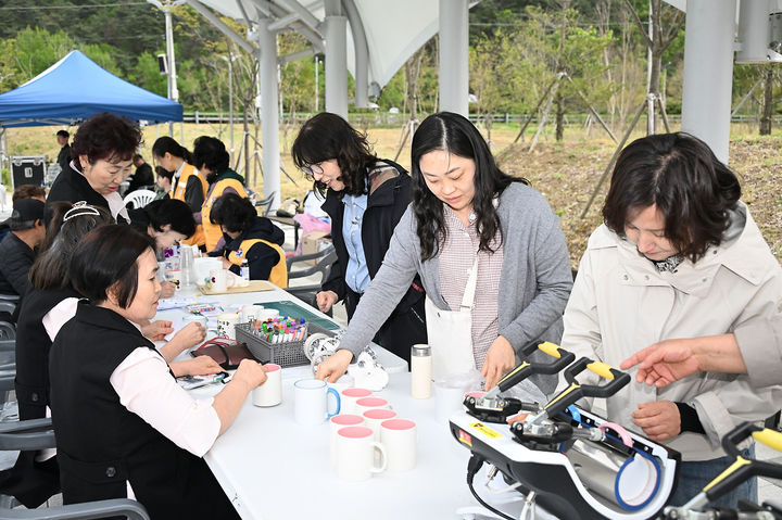 [평창=뉴시스] 참가자들이 일회용품 줄이기 실천을 위해 ‘나만의 컵·손수건 만들기’ 체험에 참여하고 있다. (사진=평창군 제공) 2026.04.22. photo@newsis.com *재판매 및 DB 금지