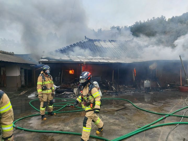 [완도=뉴시스] 22일 오후 2시21분께 완도군 고금면 한 주택에서 불이 나 소방 당국이 진화 작업을 벌이고 있다. (사진=전남소방본부 제공) 2026.04.22. photo@newsis.com *재판매 및 DB 금지