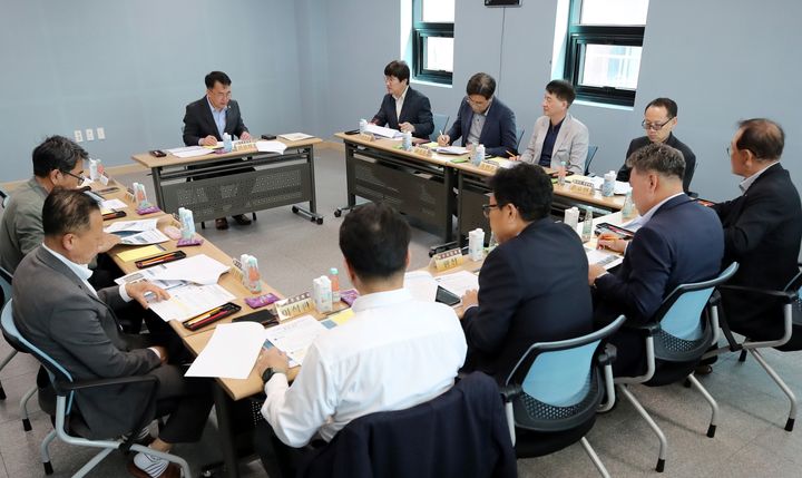 [홍성=뉴시스] 충남도의회 해양폐기물 순환자원화 활용 방안 마련 연구모임 회의 모습. *재판매 및 DB 금지