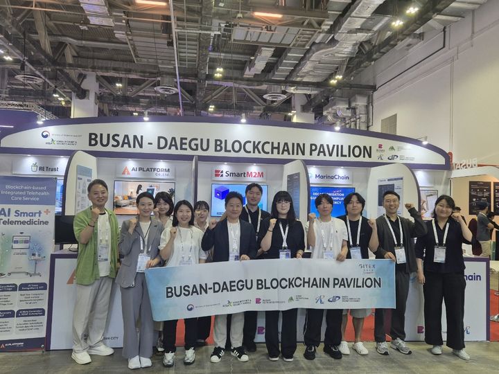 [부산=뉴시스] 부산테크노파크는 부산지역 블록체인 기업 5개사와 함께 싱가포르에서 열린 '자이텍스 아시아(GITEX AI ASIA SINGAPORE 2026)'에 참가했다. 기업들과 단체 사진을 찍는 모습. (사진=부산테크노파크 제공) 2026.04.22. photo@newsis.com *재판매 및 DB 금지
