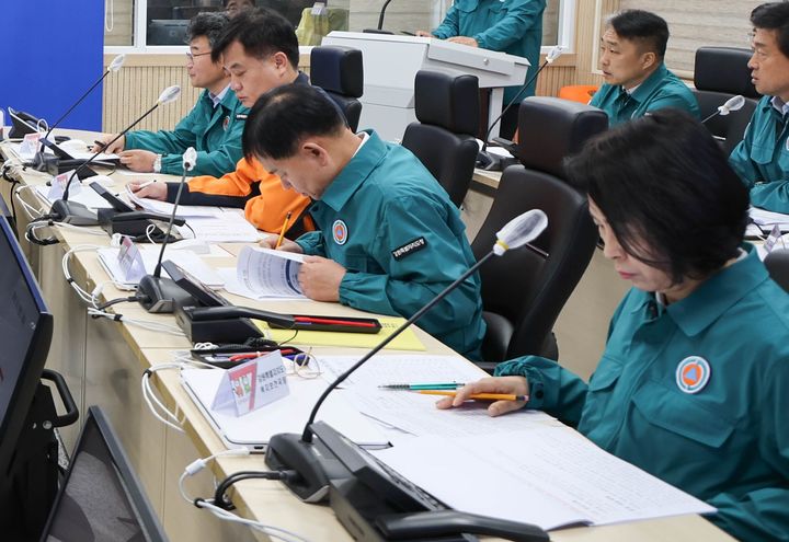 [춘천=뉴시스] 22일 강원특별자치도는 지난 4월20일부터 오는 6월19일까지 2개월간 도내 재난 및 사고 우려 시설 1416개소를 대상으로 ‘2026년 집중 안전 점검’을 실시한다고 22일 밝혔다. 사진은 지난해 도청 재난상황실 회의 모습. 강원특별자치도 제공. *재판매 및 DB 금지