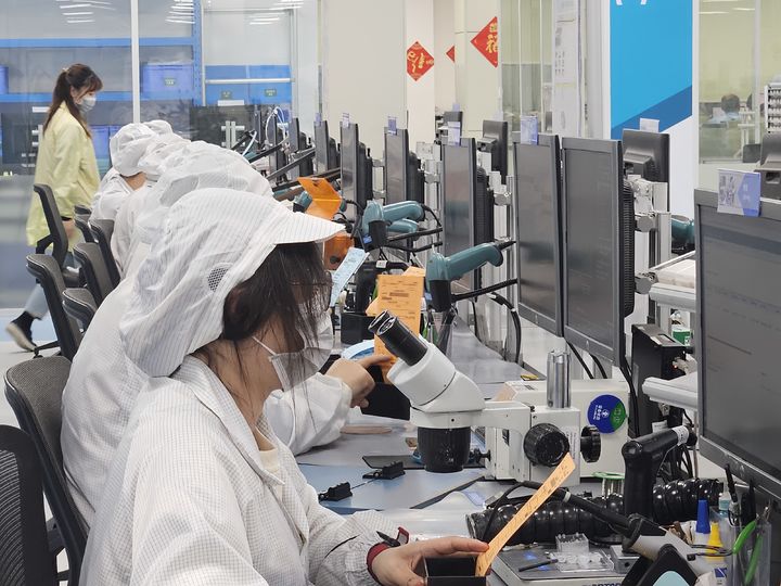 [쑤저우=뉴시스] 송종호 기자=중국 경제 중심 상하이에서 차로 2시간 떨어진 쑤저우에 WS오디올로지(WSA) 아시아 생산 기지(AMC)가 있다. 전 세계 귓속형보청기의 60%에 해당하는 물량을 이곳에서 생산한다. 15일 WS오디올로지(WSA) 아시아 생산 기지(AMC)에서 작업자가 보청기를 만들고 있다. 2026.04.22. song@newsis.com *재판매 및 DB 금지