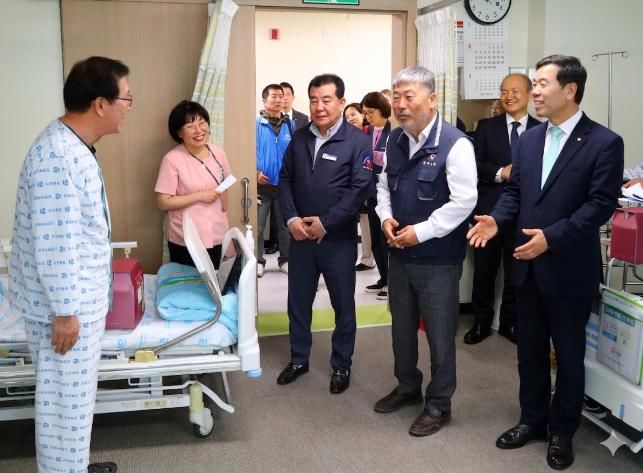 [울산=뉴시스] 박종길 근로복지공단 이사장(오른쪽 첫 번째)과 김동명 한국노총 위원장(오른쪽 두 번째)이 22일 근로복지공단 대전병원을 방문해 치료 중인 산재노동자를 위문하고 있다. (사진=근로복지공단 제공) 2026.04.22. photo@newsis.com *재판매 및 DB 금지