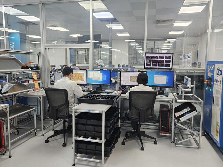 [쑤저우=뉴시스] 송종호 기자=중국 경제 중심 상하이에서 차로 2시간 떨어진 쑤저우에 WS오디올로지(WSA) 아시아 생산 기지(AMC)가 있다. 전 세계 귓속형보청기의 60%에 해당하는 물량을 이곳에서 생산한다. 15일 WS오디올로지(WSA) 아시아 생산 기지(AMC)에서 작업 내용을 확인하고 있다. 2026.04.22. song@newsis.com *재판매 및 DB 금지