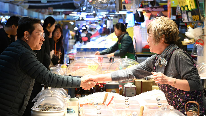 [인천=뉴시스] 유정복 인천시장이 22일 인천종합어시장을 찾아 상인들을 격려하고 있다. (사진=인천시 제공) 2026.04.22. photo@newsis.com *재판매 및 DB 금지
