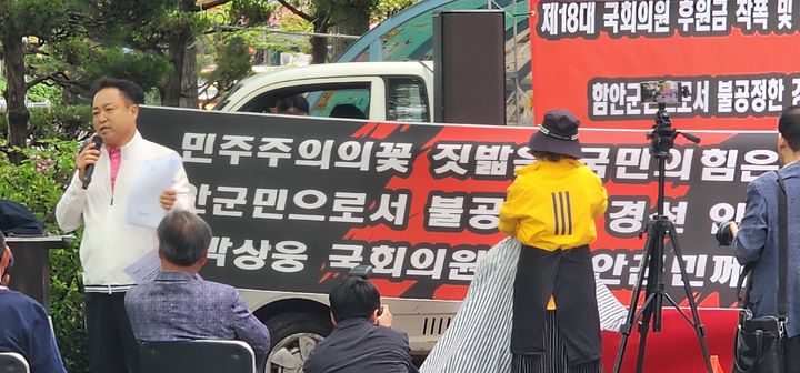 [창원=뉴시스]22일 함안군민이 국민의힘 경남도당 앞에서 함안군수 후보 경선이 불공정하게 실시됐다며 항의성 삭발식을 하고 있는 모습. 2026.04.22.sky@newsis.com *재판매 및 DB 금지