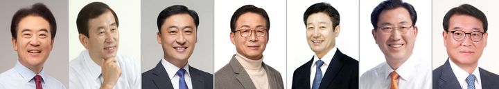 (왼쪽부터) 윤희근 전 경찰청장, 조길형 전 충주시장, 김학관 전 충북경찰청장, 정용근 충주인구와미래포럼 대표, 노승일 전 민주당 충주지역위원장, 나용찬 전 괴산군수, 박봉규 전 음성경찰서장. *재판매 및 DB 금지