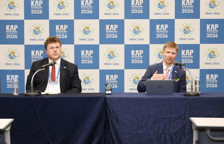 [부산=뉴시스] 토마쉬 에흘레르 체코 산업통상부 원자력·신기술 실장(사진 오른쪽)과 페트르 자보드스키 체코 신규 원전 발주사(EDU II) 사장(사진 왼쪽)이 22일 오후 '한국원자력연차대회'가 열리는 부산 벡스코에서 기자들과 만나 발언하고 있다. (사진=한국수력원자력 제공) 2026.04.22. photo@newsis.com *재판매 및 DB 금지