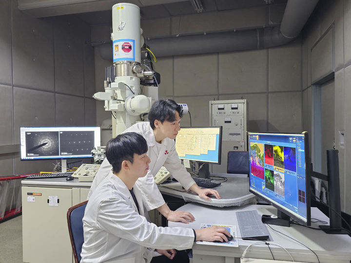 [대전=뉴시스] 원자력연구원이 감시시편을 활용한 장기 정지 원전 설비 대기부식 평가 신기술을 개발했다. 연구진이 개발된 기술을 검증하고 있는 모습.(사진=원자력연구원 제공) *재판매 및 DB 금지