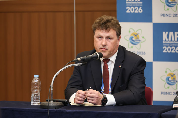 [부산=뉴시스] 페트르 자보드스키 체코 신규 원전 발주사(EDU II) 사장이 22일 오후 '한국원자력연차대회'가 열리는 부산 벡스코에서 기자들과 만나 발언하고 있다. (사진=한국수력원자력 제공) 2026.04.22. photo@newsis.com *재판매 및 DB 금지