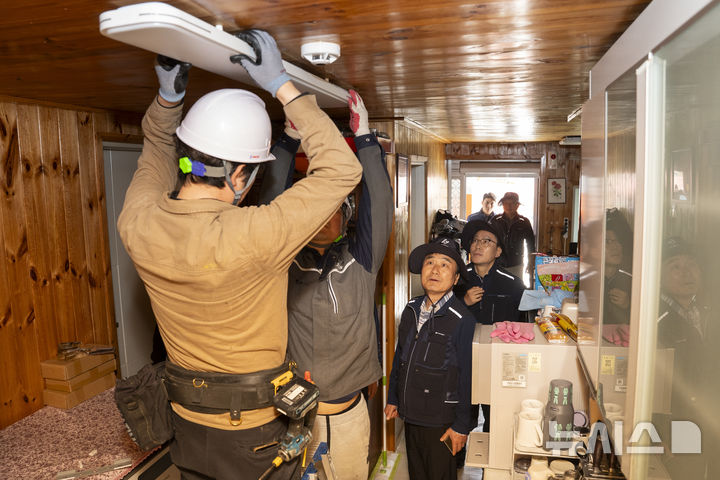 [전주=뉴시스]윤난슬 기자 = 한국전기안전공사는 인천 옹진군 백령면 장촌마을에서 수협중앙회와 함께 '도서지역 전기설비 안전점검 및 시설개선 활동'을 실시했다고 22일 밝혔다. (사진=전기안전공사 제공) photo@newsis.com 