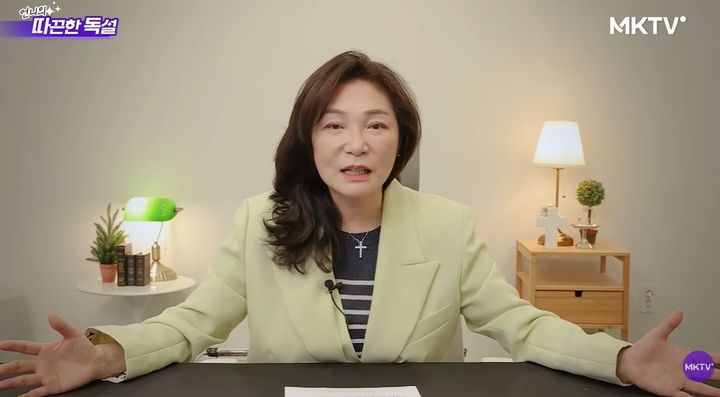 [서울=뉴시스] 체중이 70㎏까지 불어나며 지방간 중증 판정을 받았던 스타 강사 김미경이 15㎏ 감량 후 건강을 되찾은 비결을 밝혔다. (사진=김미경 유튜브 캡처) *재판매 및 DB 금지