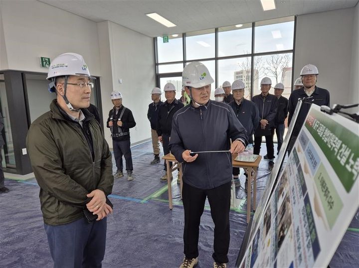 [대전=뉴시스]양치훈 LH대전충남본부장이 22일 7월 입주를 앞둔 대흥 창업지원주택을 둘러보고 있다. 2026. 04. 22 photo@newsis.com *재판매 및 DB 금지