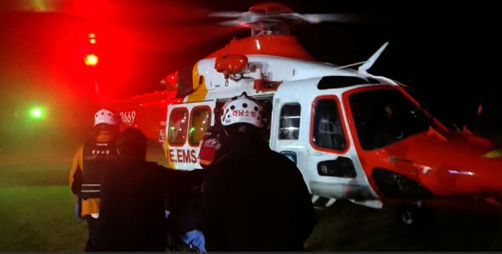 [신안=뉴시스] 전남소방본부가 지난 16일 오후 7시23분께 전남 신안군 흑산면에서 응급환자를 '블루매'로 이송하고 있다. (사진=전남소방본부 제공) 2026.04.22. photo@newsis.com *재판매 및 DB 금지