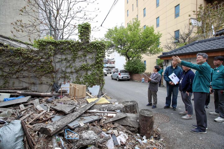 [인천=뉴시스] 22일 박유진 인천 중구 부구청장이 관계자들과 함께 경동 지역 집중 관리 대상 빈집 2곳을 방문해 안전관리 상태와 위험 요소 등을 점검하고 있다. (사진=중구 제공) 2026.04.22. photo@newsis.com *재판매 및 DB 금지