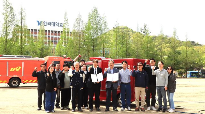 [원주=뉴시스] 한라대·디피코, 전기 소방분무 PBV 기술이전 계약 체결. (사진=한라대학교 제공) 2026.04.22. photo@newsis.com *재판매 및 DB 금지