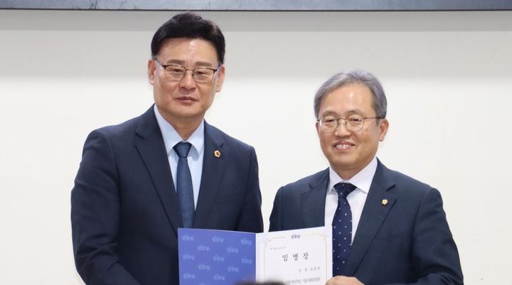 [수원=뉴시스] 기본사회위원회 부위원장 임명장 받은 최종현 경기도의회 더불어민주당 대표의원(사진=최종현 의원 제공) 2026.04.22. photo@newsis.com *재판매 및 DB 금지