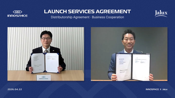 [서울=뉴시스]민간 우주 발사체 기업 이노스페이스가 일본 도쿄에 본사를 둔 항공·우주 전문 종합상사 ‘자룩스(JALUX)’와 위성 발사 서비스 계약(LSA)을 체결했다. 이노스페이스 김수종 대표(왼쪽)와 자룩스 카사이 토시아키 대표. (사진=이노스페이스 제공) *재판매 및 DB 금지