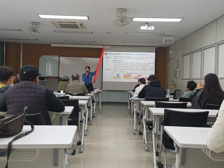 [부산=뉴시스] 찾아가는 수중 레저 안전 교실 (사진=남해지방해양경찰청 제공) 2026.04.22. photo@newsis.com *재판매 및 DB 금지