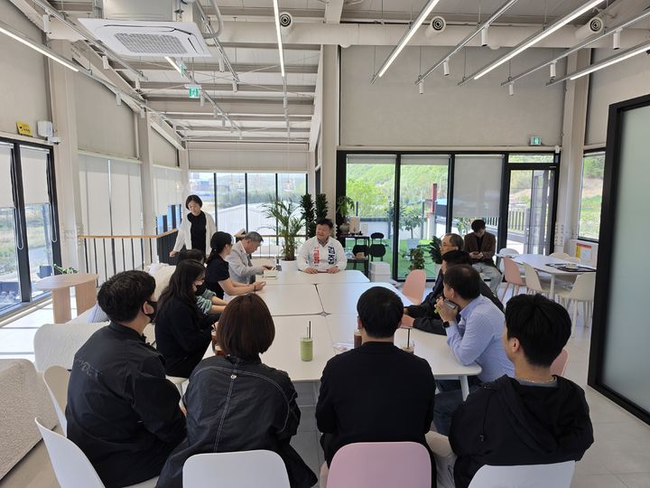 [울산=뉴시스] '서사 신도시 사람들' 집행부는 22일 김주홍 울산시교육감 예비후보와 간담회를 갖고 지역 교육 현안에 대한 다양한 요구사항을 전달했다. (사진=김주홍 후보 측 제공) 2026.04.22. photo@newsis.com *재판매 및 DB 금지