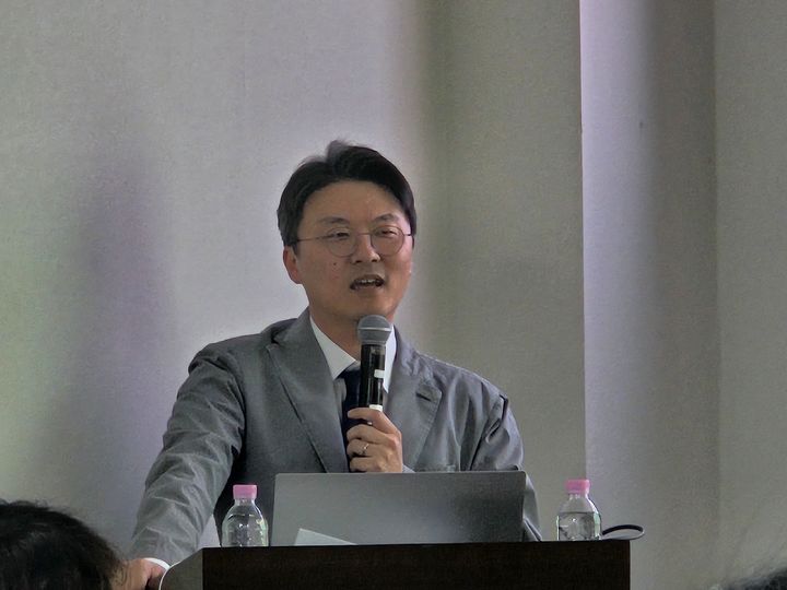 [서울=뉴시스] 박은비 기자 = 김용희 선문대 경영학과 교수가 22일 오후 김우영 더불어민주당 의원실 주최로 열린 '방송미디어통신위원회 시대 방송통신발전기금 제도 개선 방안' 토론회에서 발표하고 있다. 2026.04.22. silverline@newsis.com *재판매 및 DB 금지