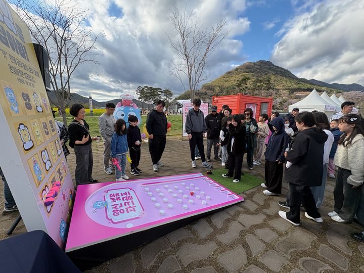 [양산=뉴시스] 물금벚꽃축제 현장 양산방문의해 홍보 활동을 하고 있다. (사진= 양산시 제공) 2026.04.21. photo@newsis.com *재판매 및 DB 금지