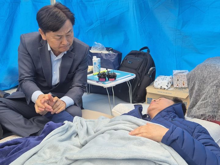 김관영 전북특별자치도지사가 더불어민주당 전북도지사 후보 경선 절차가 부당하다며 12일째 단식으로 쓰러진 안호영 국회의원의 쾌유를 기원했다. *재판매 및 DB 금지