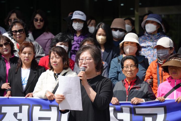 [안산=뉴시스] 더불어민주당 안산시갑 권리당원 50여명이 22일 안산시의회 앞에서 김용 전 민주연구원 부원장의 안산시갑 국회의원 재보궐선거 출마를 촉구하며 성명서를 발표하고 있다. (사진=민주당 안산시갑 권리당원 제공) 2026.04.22.. photo@newsis.com *재판매 및 DB 금지