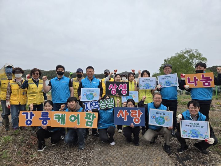 [강릉=뉴시스] 22일 캠코 강원지역본부와 한국농어촌공사 강릉지사는 22일 발달장애인들을 위해 조성된 치유의 숲 케어팜에서 허브심기 및 케어팜 가꾸기 행사를 실시한 후 단체사진을 찍고있다.(사진=켐코 강원본부 제공)photo@newsis.com *재판매 및 DB 금지