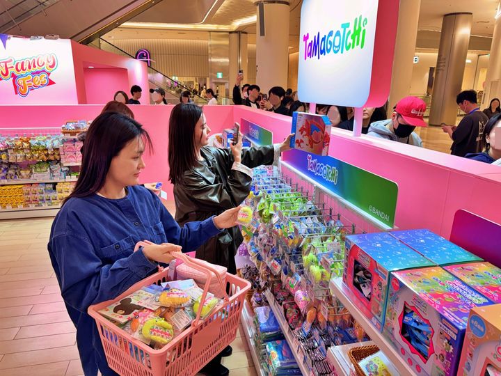 [서울=뉴시스] 반다이남코 팬시 페스타에서 고객이 상품을 구경하고 있다.(사진=롯데백화점 제공) *재판매 및 DB 금지