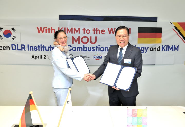 [대전=뉴시스] 기계연구원 류석현 원장(오른쪽)이 독일 항공우주연구소(DLR) 슈투트가르트 등 안케 코바 총괄 책임 소장과 21일 무탄소 에너지 기술 분야 국제공동연구 센터 구축을 위한 협약을 체결한 뒤 기념 촬영하고 있다(사진=DLR 제공) *재판매 및 DB 금지