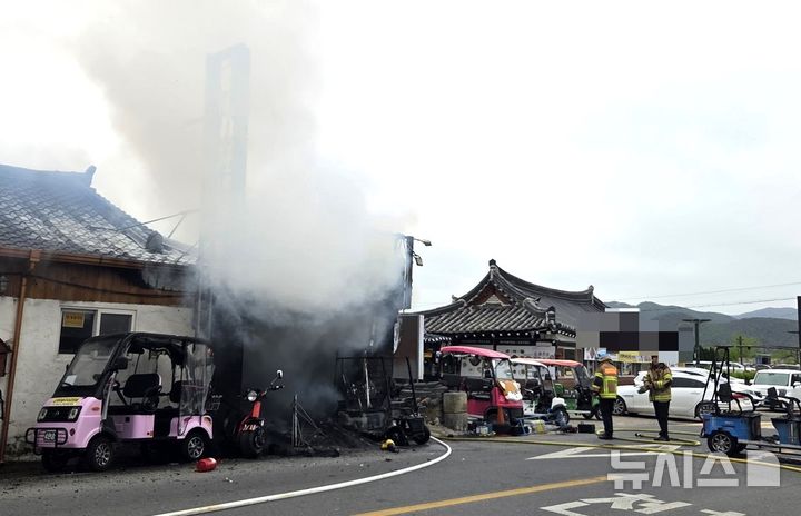 [경주=뉴시스] 경주시 황남동 전동카트 대여점 화재 현장 (사진=경북소방본부 제공) 2026.4.22. photo@newsis.com