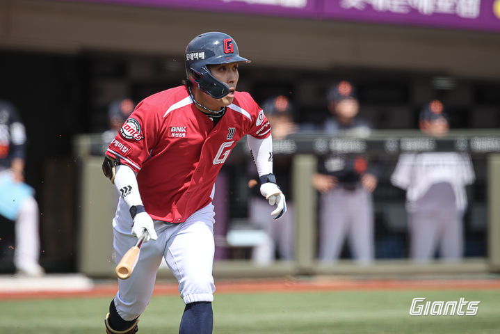 [서울=뉴시스] 프로야구 롯데 자이언츠의 황성빈. (사진 = 롯데 자이언츠 제공) *재판매 및 DB 금지