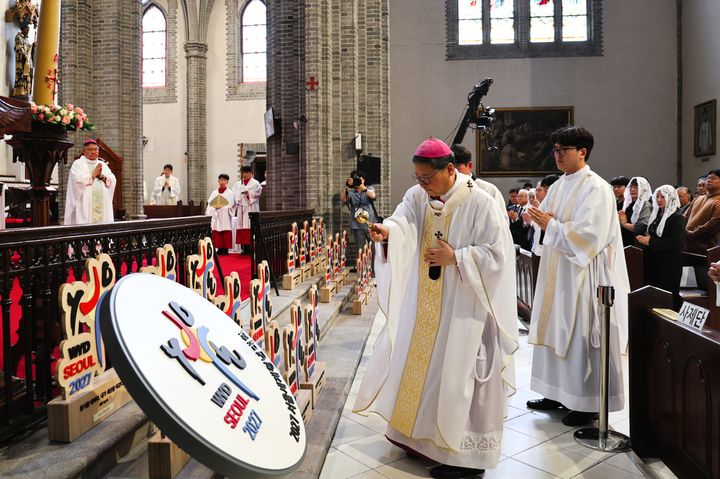 [서울=뉴시스] 19일 명동성당에서 거행된 본당 도약미사 중 정순택 대주교가 2027 서울 세계청년대회 로고 조형물을 축복하고 있다. (사진=천주교 서울대교구 제공) 2026.04.22. photo@newsis.com *재판매 및 DB 금지