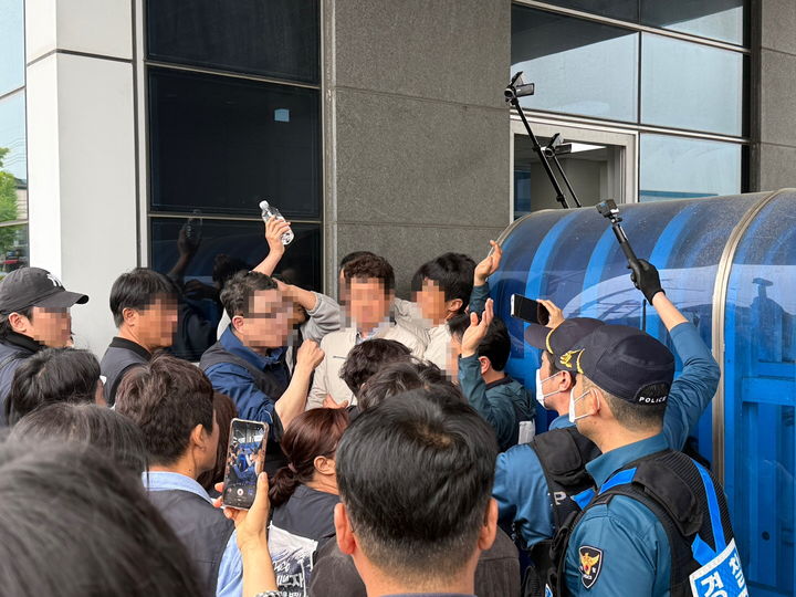 [울산=뉴시스] 22일 오후 현대자동차 울산공장 정문 앞에서 '원청 교섭'을 요구하며 사내로 진입하려는 금속노조 조합원들과 이를 제지하려는 현대차 보안요원들이 실랑이를 벌이고 있다. (사진=독자 제공) 2026.04.22 photo@newsis.com *재판매 및 DB 금지