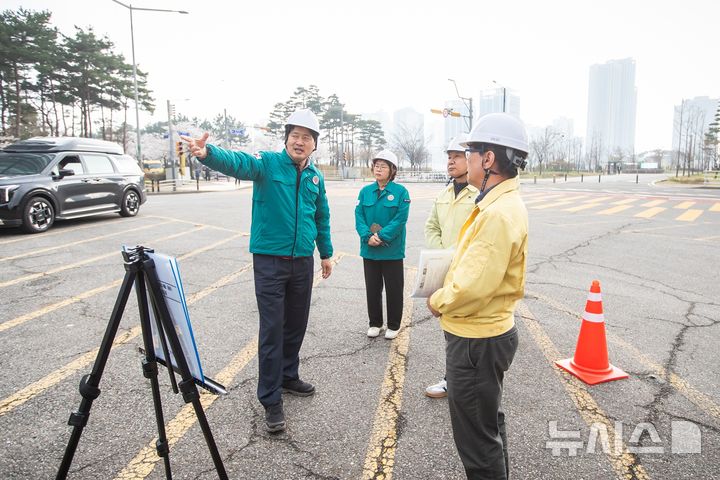[인천=뉴시스] 강범석 인천 서구청장(맨 왼쪽)이 여름철 자연재난에 선제 대응하기 위해 재해취약지역에서 관련 부서 공무원들과 현장점검을 하고 있다. (사진=서구 제공) 2026.04.22. photo@newsis.com