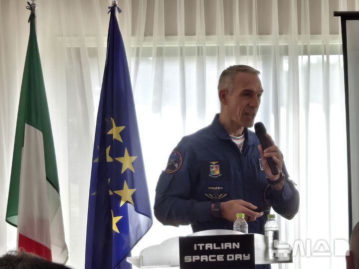 [서울=뉴시스]‘액시엄 미션 3(Axiom Mission 3)’ 임무에 조종사로 참여했던 우주비행사 발테르 빌라데이 이탈리아 공군 대령이 22일 주한 이탈리아 대사관저에서 열린 '이탈리아 우주의 날' 행사에서 기조연설을 하고 있다. (사진=윤현성 기자)