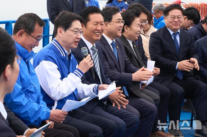 [통영=뉴시스]김경수 경남도지사 후보가 22일 경남 통영시 욕지도 인근 선상에서 진행된 더불어민주당 최고위원회 회의에 참석해 발언하고 있다.(사진=김경수후보 선거사무소 제공) 2026.04.22. photo@newsis.com