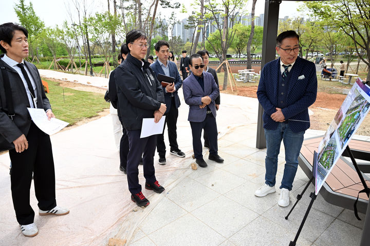 [안산=뉴시스] 이민근 안산시장(사진 가운데)이 21일 상록구 사동 호수공원에서 반려견 놀이터 현장점검을 하고 있다. (사진=안산시 제공) 2026.04.22. photo@newsis.com *재판매 및 DB 금지