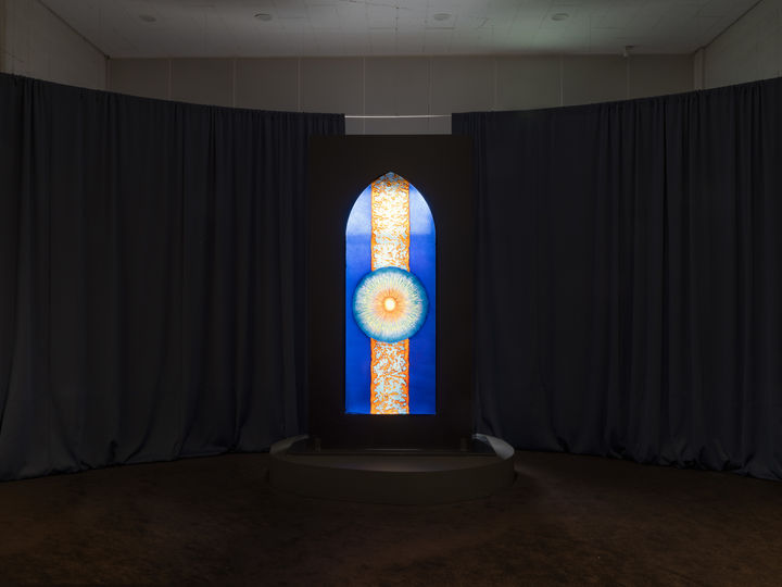  방혜자 회고전은 샤르트르 대성당에 설치된 방혜자의 스테인드글라스 4점 중 하나인 '빛의 탄생'의 재현작(2019)이 관람객을 맞이한다. *재판매 및 DB 금지